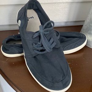NWOT Sanuk shoes